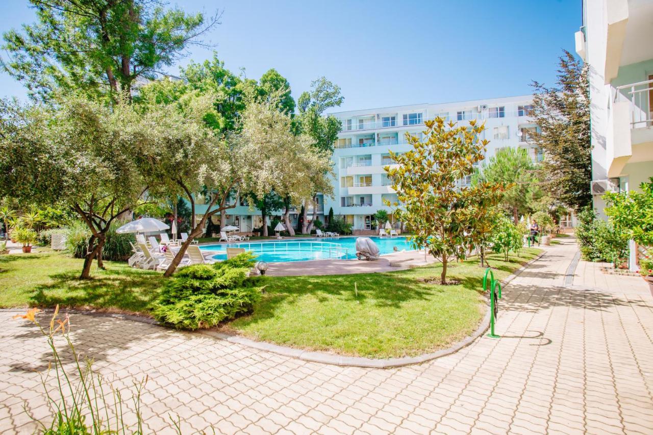 Mng Holiday Yassen Apartments Pantai Sunny Bagian luar foto